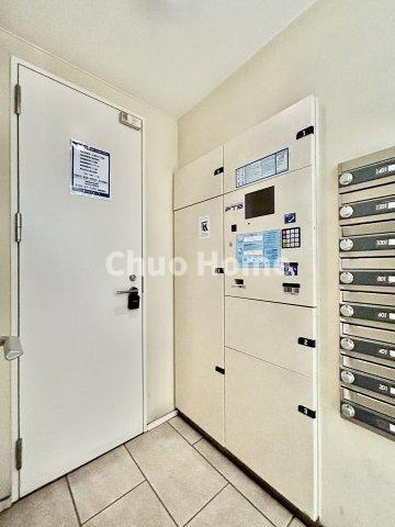 クレストフォルム亀戸ビュータワーの設備|【宅配ボックス】在宅時・不在時に関わらず、居住者の代わりに非対面で宅配物を受け取ってくれる便利な設備です。わかりやすくご説明致しますので見学時にはお部屋だけではなく共用部分もぜひチェックしてください。