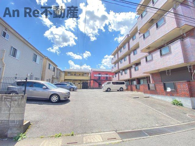 イーストハウスの駐車場