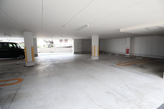 アヴェニュー東松ヶ丘の駐車場