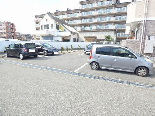 ハイツラフレシールの駐車場