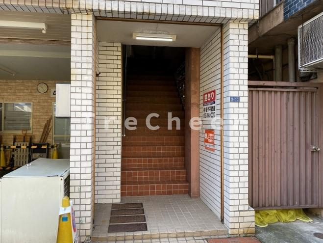 横尾ビルのエントランス