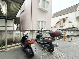 【駐車場】 | バイク置き場。空き区画の有無や駐輪料金、サイズおよび排気量規定などについては、改めてお問い合わせください。～即日のご見学可能～　お問合せはお気軽にどうぞ。
