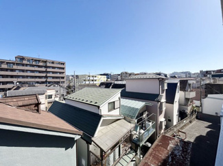 【展望】 | 眼前に広がる空の雄大さと、このお部屋の自慢の一つである「眺望」をご覧ください。毎日、この景色を独り占めできる新生活に夢が広がります。～即日のご見学可能～　お問合せはお気軽にどうぞ。
