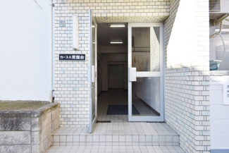 【エントランス】 | マンションの正面エントランス。出入りする人間を癒してくれるマンション入り口であり、その建物の「顔」でもあります。～即日のご見学可能～　お問合せはお気軽にどうぞ。
