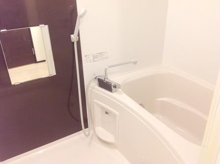 加古郡播磨町南大中３丁目のアパートの浴室|鏡付きで壁もオシャレです！