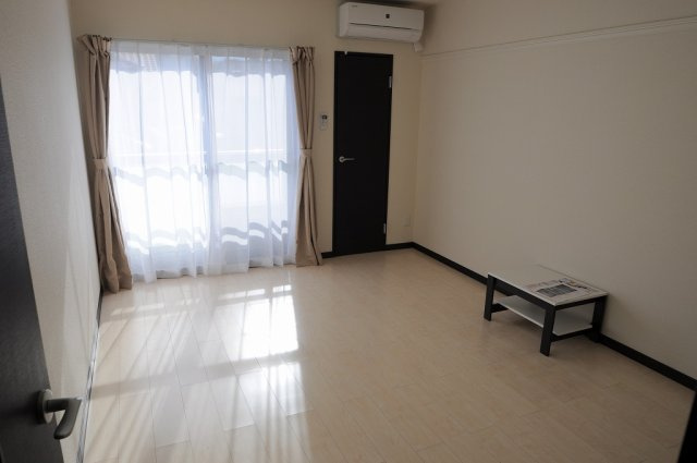 明石市藤江のアパートの居間・リビング|シャッター・ウォークインクローゼット ※現況優先