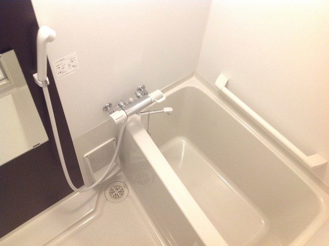 明石市藤江のアパートの浴室|カラーパネル採用　※現況優先　