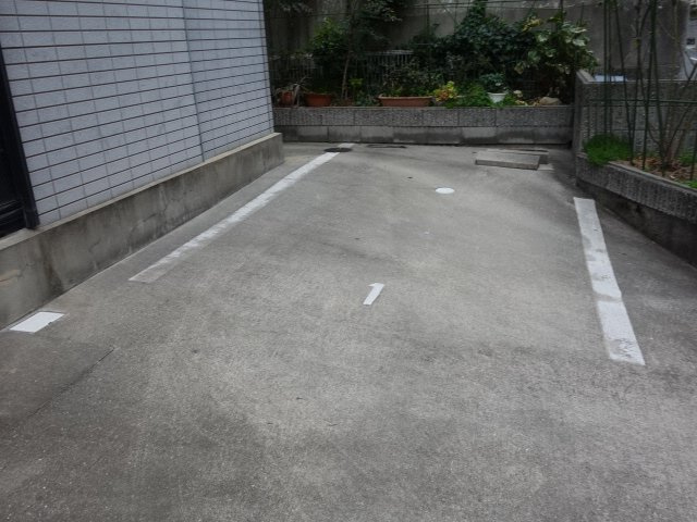 レオパレスＴＯＭＯＭＡＴＳＵの駐車場