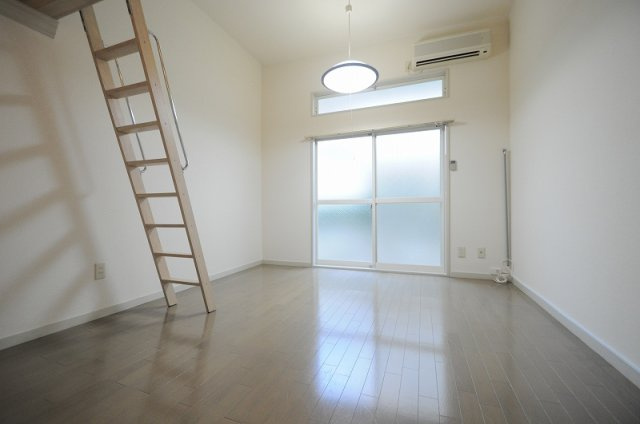 明石市二見町西二見のアパートの居間・リビング