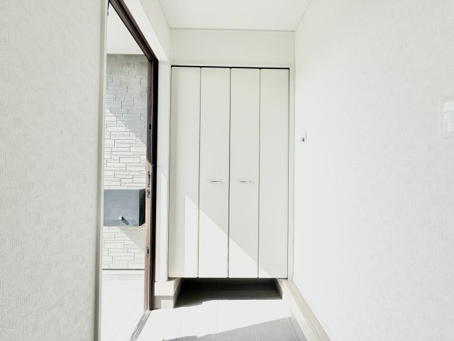 中央区河輪町　第2　2号棟の玄関|ご家族分の靴もしっかり収まる収納スペースがあります。