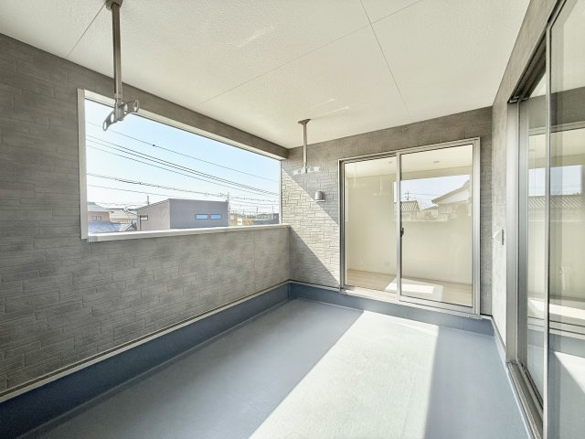 中央区河輪町　第2　2号棟のバルコニー|屋根付きのため、急な雨でも洗濯物が濡れにくく安心です。