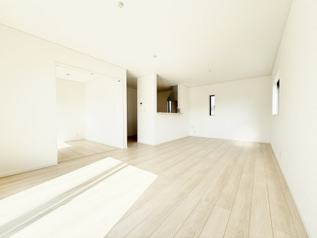 中央区河輪町　第2　2号棟の居間・リビング|家具の配置がしやすく、ライフスタイルに合わせた使い方ができます♪