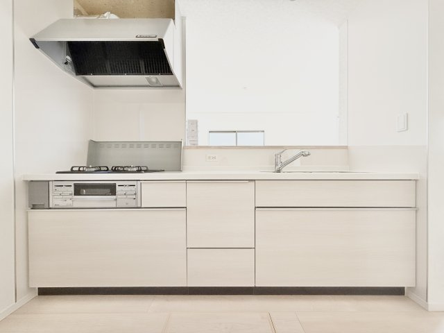 中央区河輪町　第2　2号棟のキッチン|白を基調とした、清潔感あふれるシンプルなキッチンです！