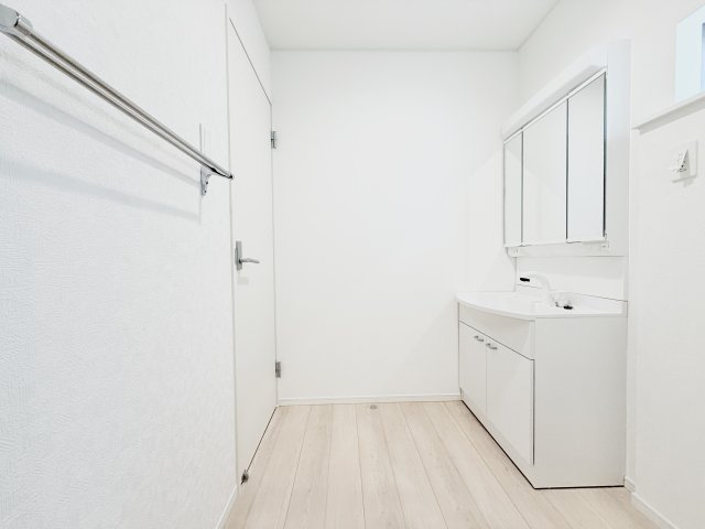 中央区河輪町　第2　2号棟の独立洗面台|すっきりとした空間で、毎日の身支度も快適に行えます！