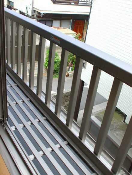 中野区大和町１丁目のアパートのバルコニー