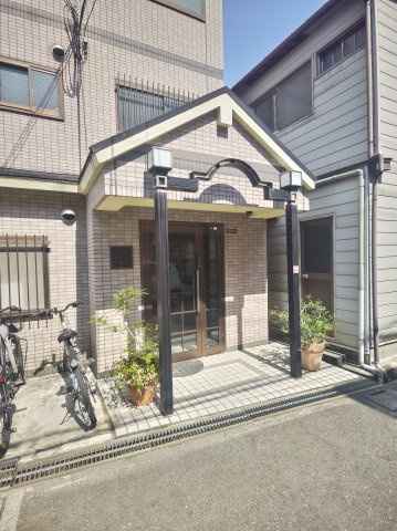 エレミヤマンションのエントランス