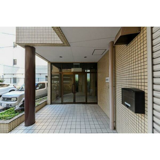 シーズンコート赤池のエントランス