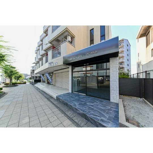 シーズンコート赤池のエントランス