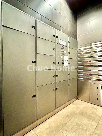 バンベールルフォン辰巳の設備|【宅配ボックス】在宅時・不在時に関わらず、居住者の代わりに非対面で宅配物を受け取ってくれる便利な設備です。わかりやすくご説明致しますので見学時にはお部屋だけではなく共用部分もぜひチェックしてください。