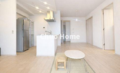 バンベールルフォン辰巳の居間・リビング|【居間・リビング】「ＬＤＫは家族団らんをデザイン」広いＬＤＫでは家族が集まり一緒の時間を過ごせる工夫がされております。何気ない一日の当たり前のひとコマがいつか一生の宝物になります