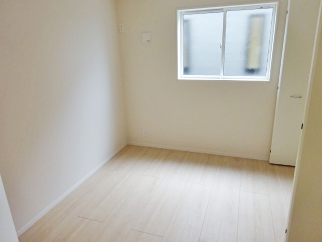 【収納】 | 三島市青木第4 新築建売分譲住宅 土地＋建物 TW06067 | 三島市青木3号棟　納戸5.2帖 ※令和8年6月7日撮影写真