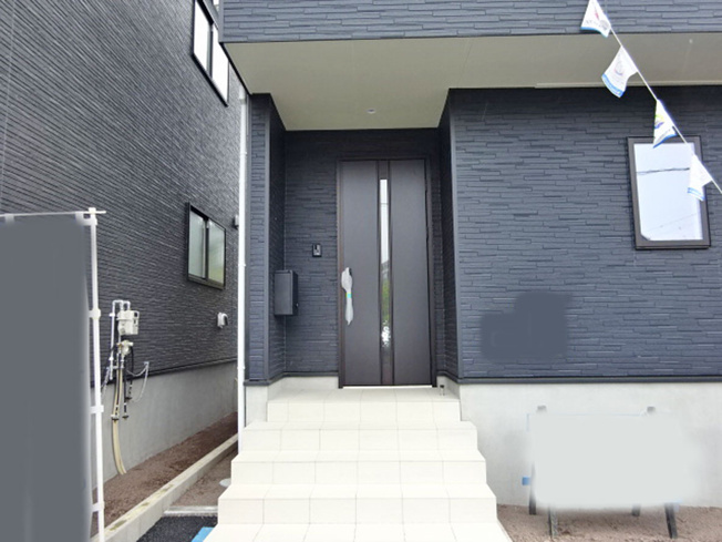 【玄関】 | 三島市青木第4 新築建売分譲住宅 土地＋建物 TW06067 | 三島市青木3号棟　玄関前 ※令和8年6月7日撮影写真