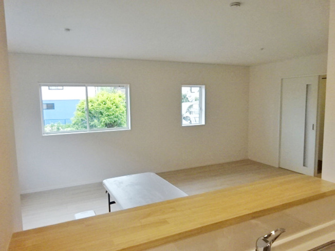 【居間・リビング】 | 三島市青木第4 新築建売分譲住宅 土地＋建物 TW06067 | 三島市青木3号棟　リビング ※令和8年6月7日撮影写真
