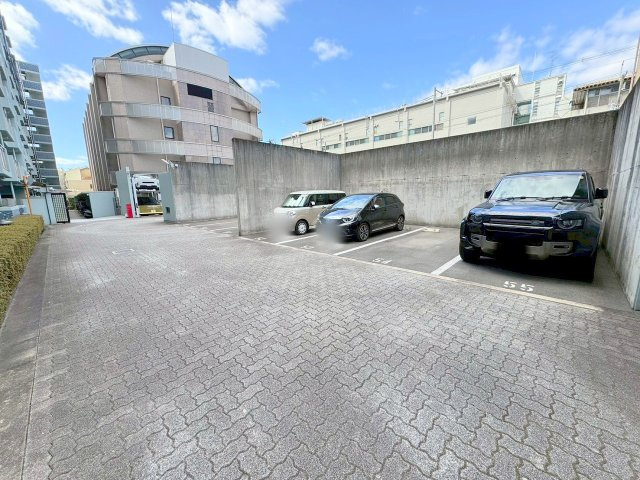 レジオン上新庄の駐車場