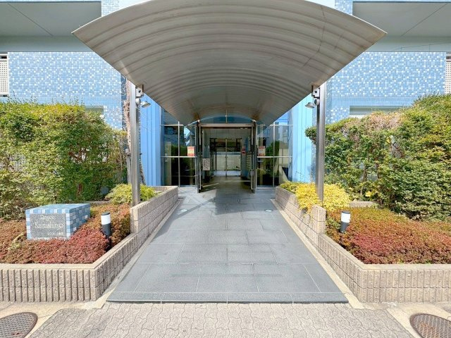 レジオン上新庄のエントランス