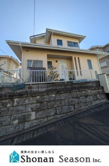 【外観】 | 落ち着いた住環境の中で、ゆったりとした暮らしが叶う4LDK♪
敷地50坪以上！海も近く、湘南らしい開放的な空気感が魅力◎