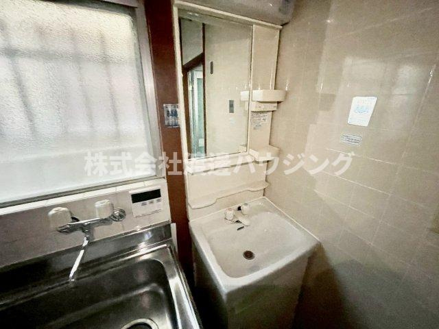 朝日町貸家の洗面所