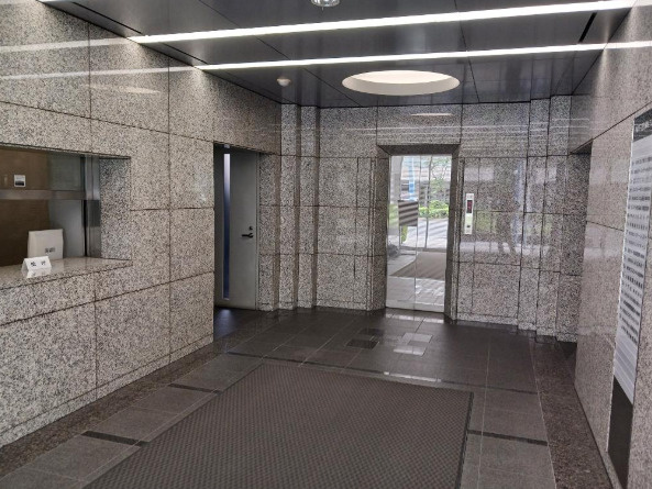大阪市北区曾根崎新地２丁目の事務所のエントランス