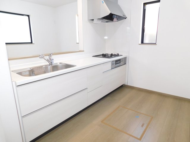西春日井郡豊山町大字青山字居屋敷の新築一戸建のキッチン|◇キッチン◇　　人気の対面式・人造大理石カウンターシステムキッチン・浄水機能付ハンドシャワー・スローインクローズレール・静音仕様シンク・Ｓｉセンサーコンロ（３口）・床下収納庫