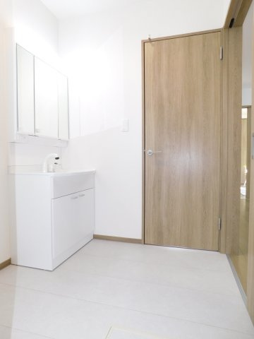 西春日井郡豊山町大字青山字居屋敷の新築一戸建の独立洗面台|◇洗面室◇　　三面鏡シャンプードレッサー　くもり止め仕様