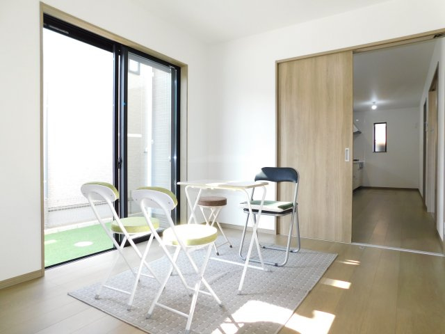 西春日井郡豊山町大字青山字居屋敷の新築一戸建の洋室|◇１階洋室◇　　南面で明るい洋室５．２５帖　全居室収納完備♪　リビングの続き間としても利用できます！