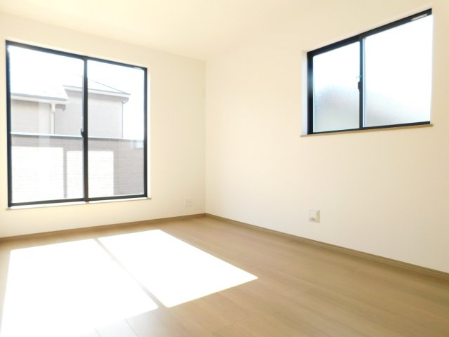 西春日井郡豊山町大字青山字居屋敷の新築一戸建の洋室|◇２階洋室◇　　南面で明るい洋室７．２５帖　収納２ヵ所完備♪　バルコニー利用可！
