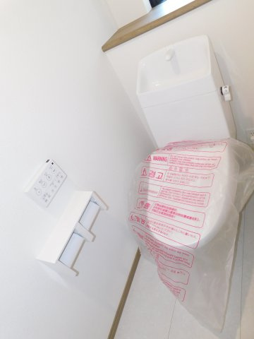 西春日井郡豊山町大字青山字居屋敷の新築一戸建のトイレ|◇トイレ◇　　１・２階シャワートイレ  リモコンパネル付き　節水タイプ