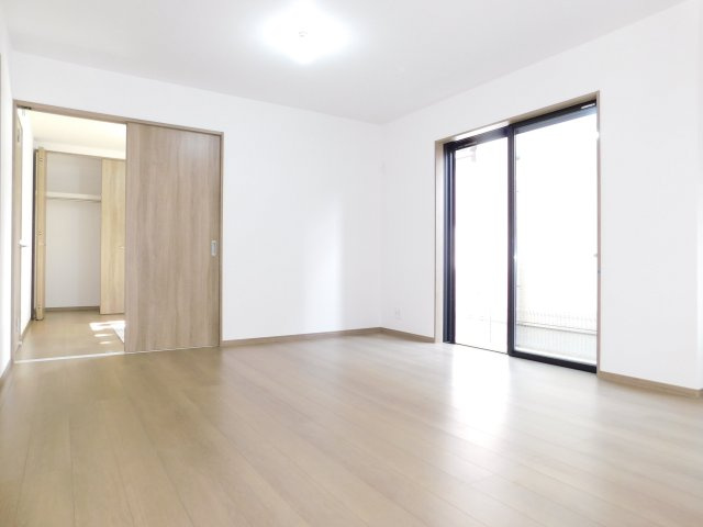 西春日井郡豊山町大字青山字居屋敷の新築一戸建の居間・リビング|◇リビング◇　　南面で広くて明るいリビング１７．０帖　隣の洋室と続き間で２２．２５帖の広々空間になります♪