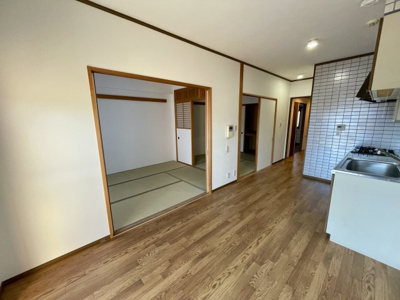 【居間・リビング】 | ネオハイツ千歳公園 | コンパクトなリビングですが、和室とつなげると広々とお使いいただくこともできます！