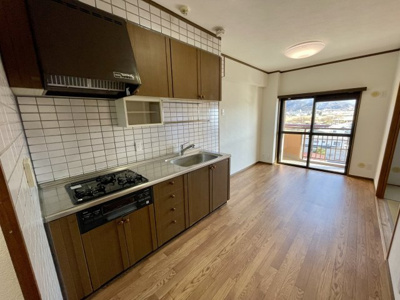 【キッチン】 | ネオハイツ千歳公園 | 白いタイルがかわいらしいレトロなキッチンです♪