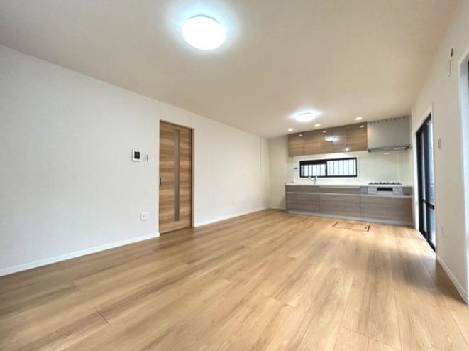 明石市二見町西二見の居間・リビング|LDKは約14帖♪
キッチンは収納たっぷりで調理器具や調味料も出し入れしやすいです◎