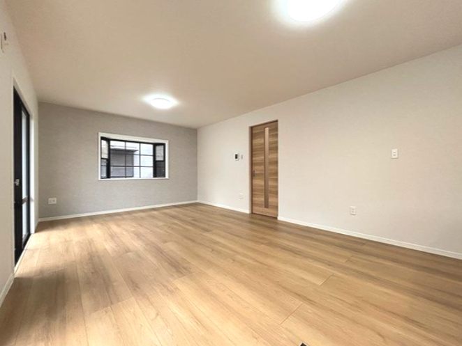 明石市二見町西二見の居間・リビング|アクセントクロスでお部屋が広く見えます♪