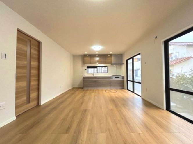 明石市二見町西二見の居間・リビング|ご家族みんなが集まる南西向きリビングは、窓から明るい光が入ります！