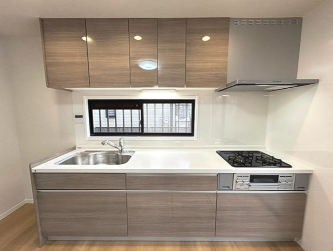 明石市二見町西二見のキッチン|壁付キッチンなのでリビングを広々使えます！
キッチンの近くに窓があり、換気もできます！