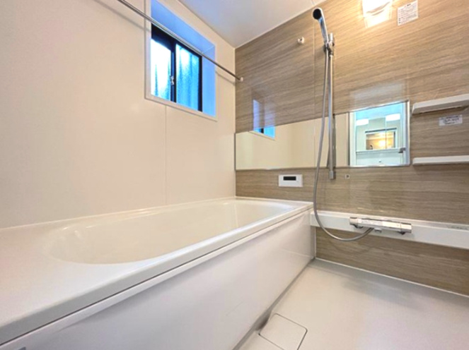 明石市二見町西二見の浴室|一日の疲れを癒してくれるバスルーム♪
小窓からの換気もでき湿気対策も可能です！