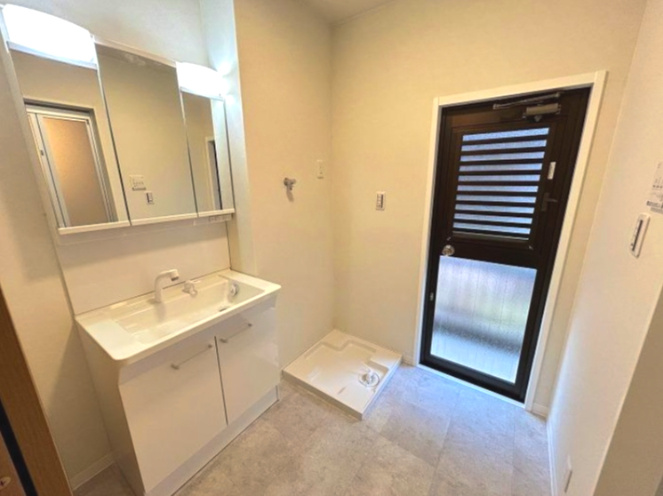 明石市二見町西二見の洗面所|洗濯水栓、洗濯パン新品交換済み♪
白で統一された洗面台は清潔感があります！