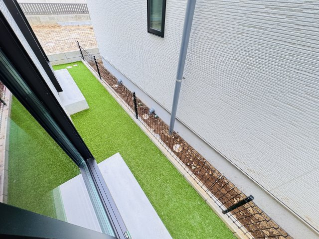 松戸市南花島３丁目新築戸建【上本郷第二小学校：9分】の庭|南側隣地境界スペース