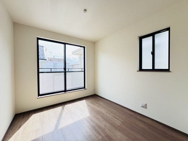 松戸市南花島３丁目新築戸建【上本郷第二小学校：9分】の子供部屋|5.25帖洋室・南側バルコニー前の明るいお部屋です♪