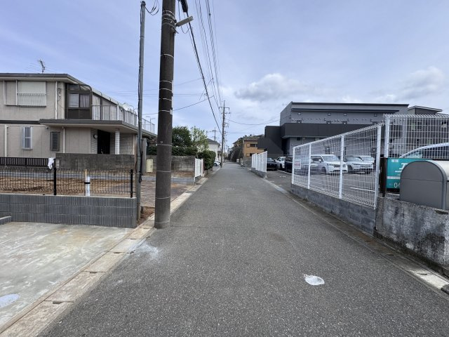 松戸市南花島３丁目新築戸建【上本郷第二小学校：9分】の前面道路含む現地写真|南側前面道路