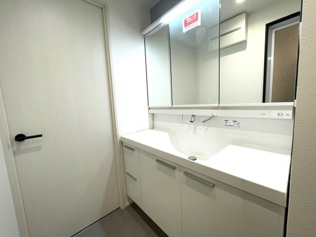 リファレンス天神南の独立洗面台|個人的に、リフォームするならこだわりたいランキング第1位！！洗面です。収納豊富な3面鏡は朝の強い味方です☆
